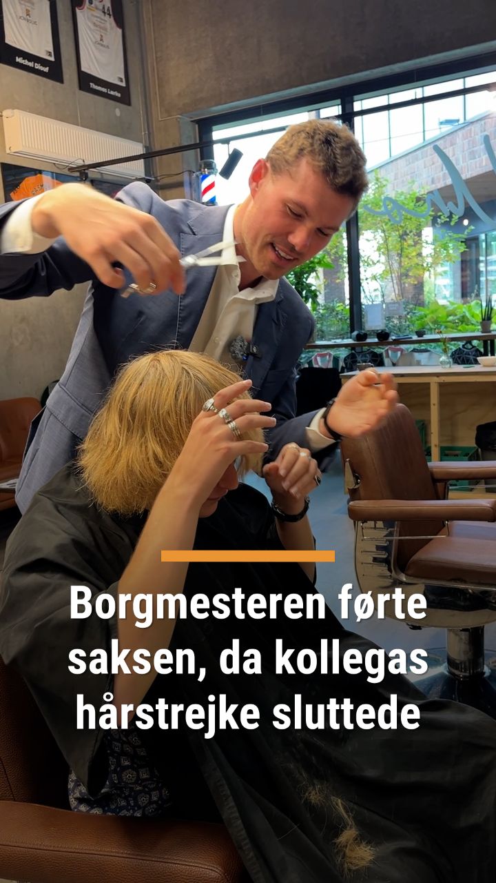 Borgmesteren førte saksen, da kollegas hårstrejke sluttede